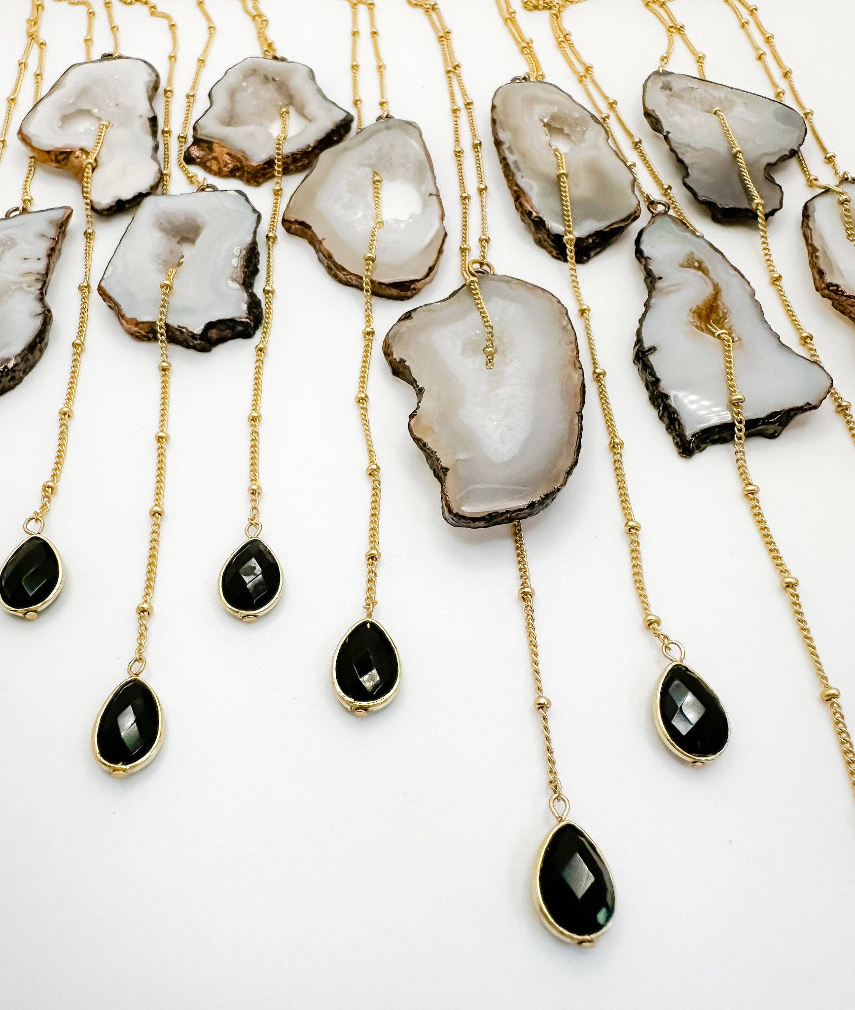 Moxie Collective (formerly Atonement Design) - Venta al por mayor Collares con colgantes/abalorios - Colgante largo de ágata con lágrima de ónix4