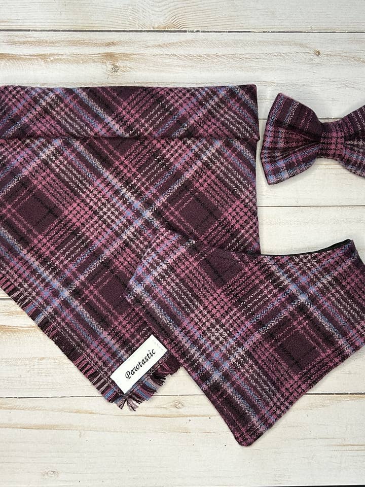 Plaid Aubergine Frayed Pet Bandana valgfri bowtie/scrunchie for engroshandel hos Pawtastic Bandanas