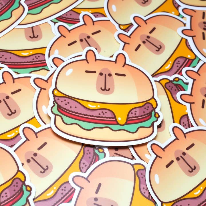 Autocollant en vinyle Cheeseburger Capybara pour la vente par Noristudio