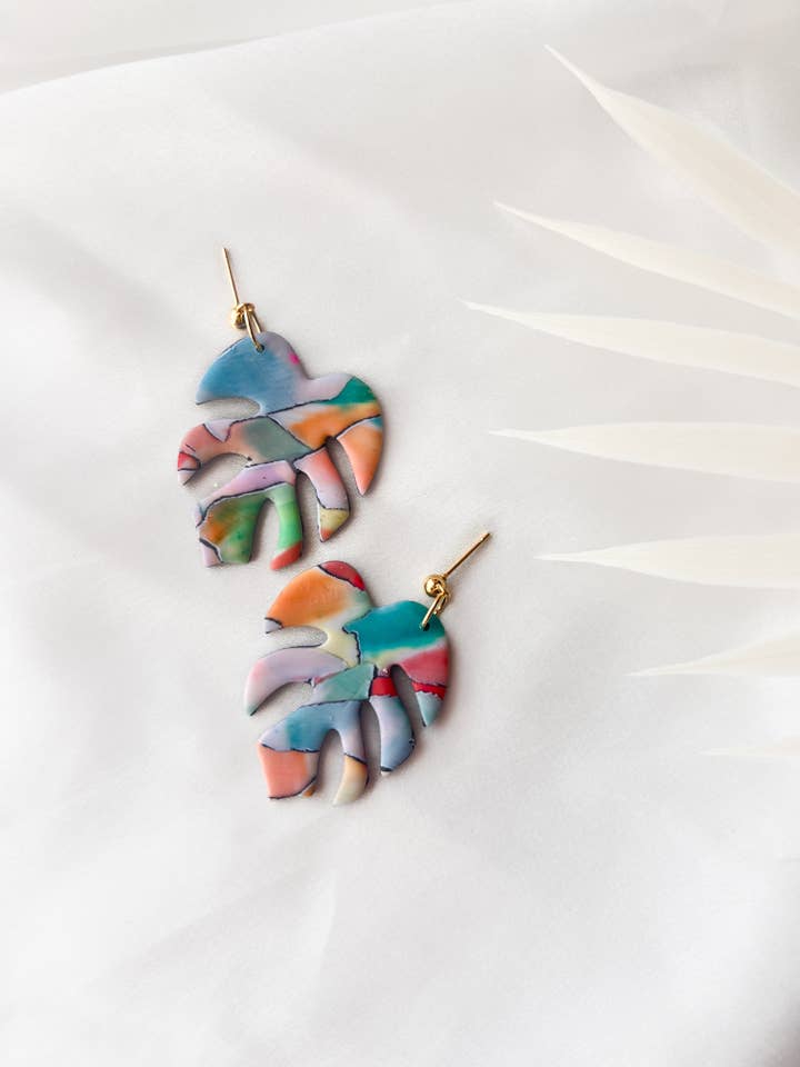 Orecchini Monstera multicolore ad acquerello per la vendita all'ingrosso da parte di Desert and Stone Jewelry