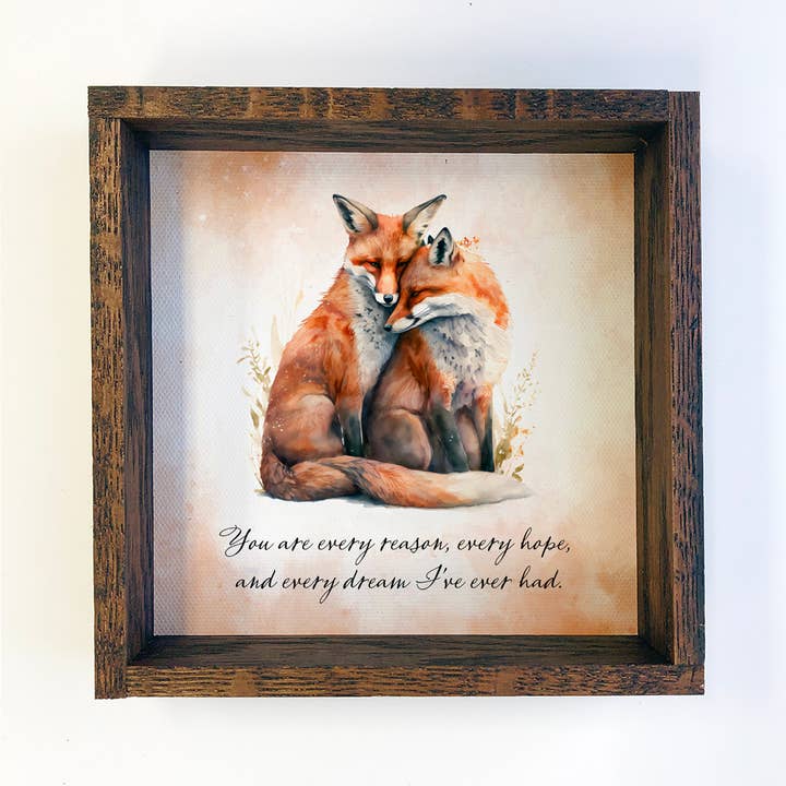 Fox Love - Animal mignon sur toile - Décoration murale encadrée en bois pour la vente par Hangout Home