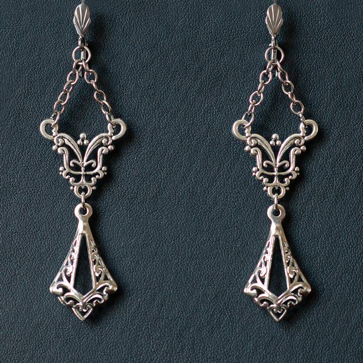 Gotiska ljuskronörhängen med kedjor och filigran hänge för wholesale av Decadent Designs