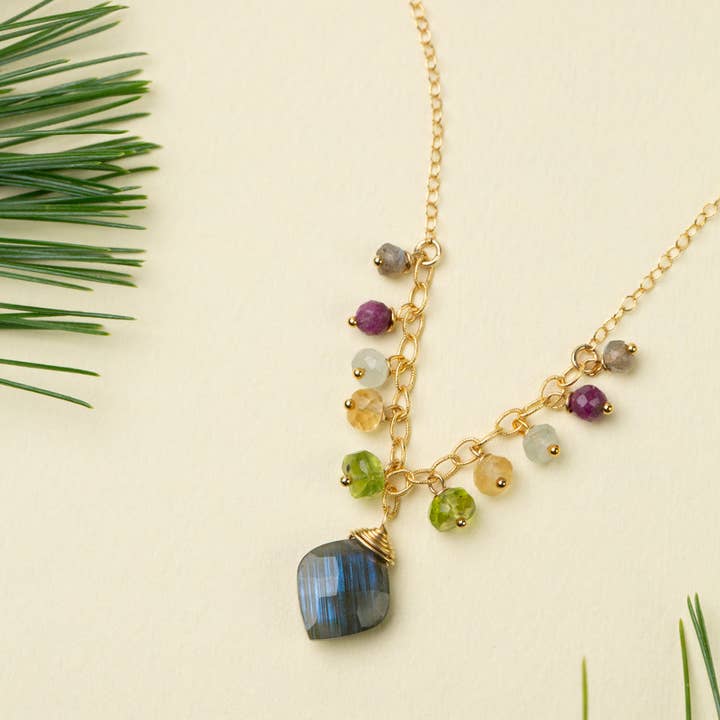 Anne Vaughan Designs Jewelry – Engroshandel Halskæde med vedhæng – Fejr 14.5-16.5" labradoritbriolette med peridot, rubin, citrin og akvamarin klyngehalskæde2