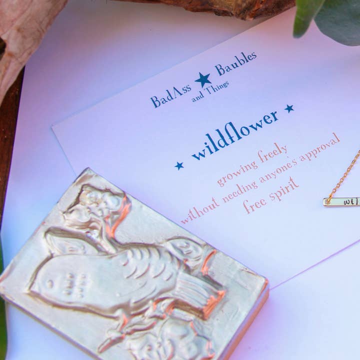 collier skinny bar estampé à la main en forme de fleurs sauvages pour la vente par BadAss Baubles and Things