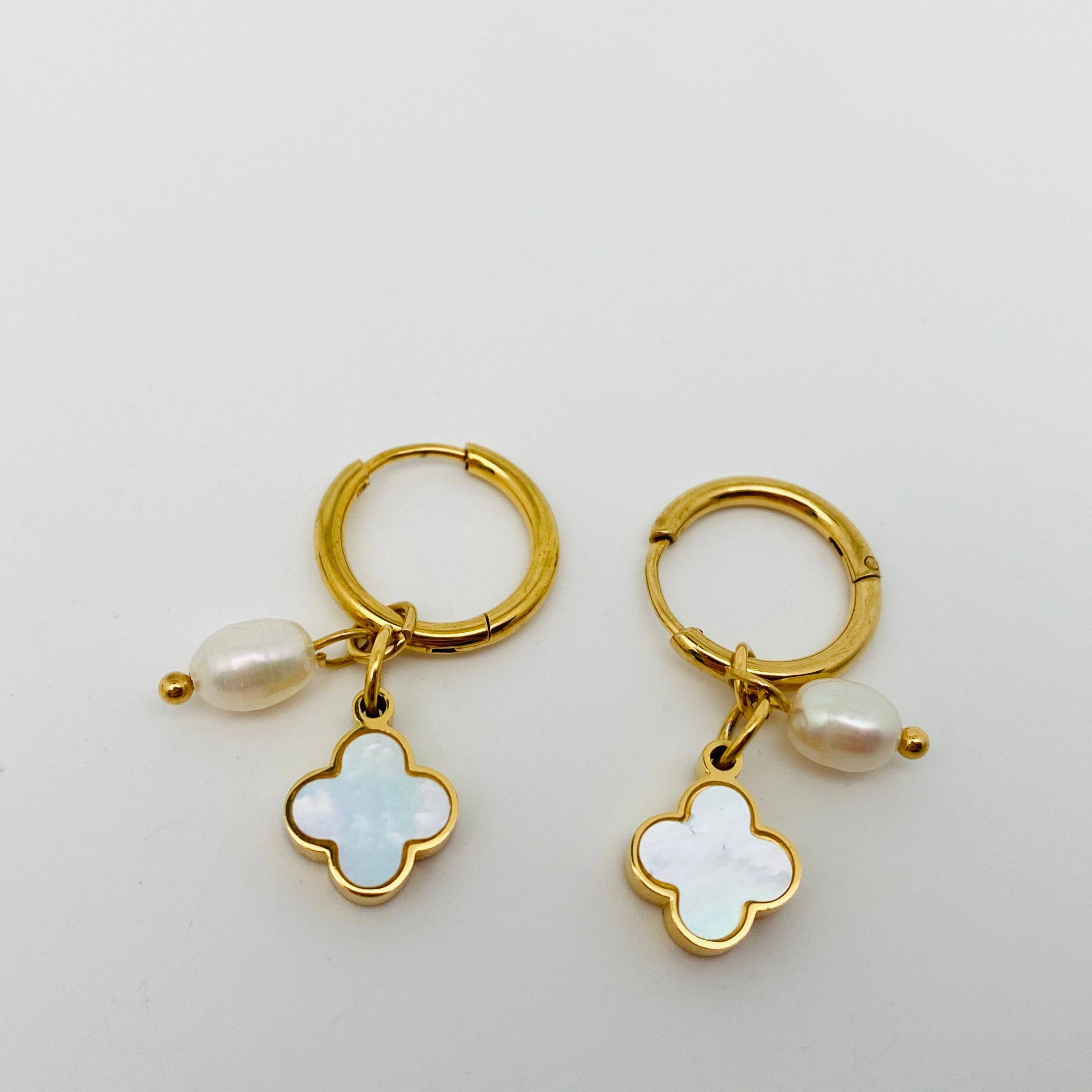 Mio Queena - Wholesale Huggie Earrings - Pearl Shell 18K Gold-plated Stainless Steel Earrings - FGS12