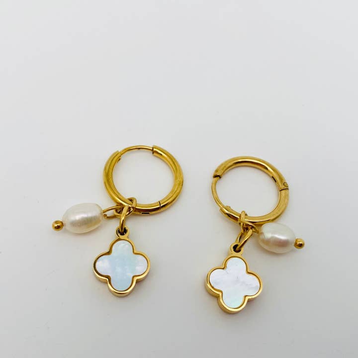 Mio Queena - Wholesale Huggie Earrings - Pearl Shell 18K Gold-plated Stainless Steel Earrings - FGS12