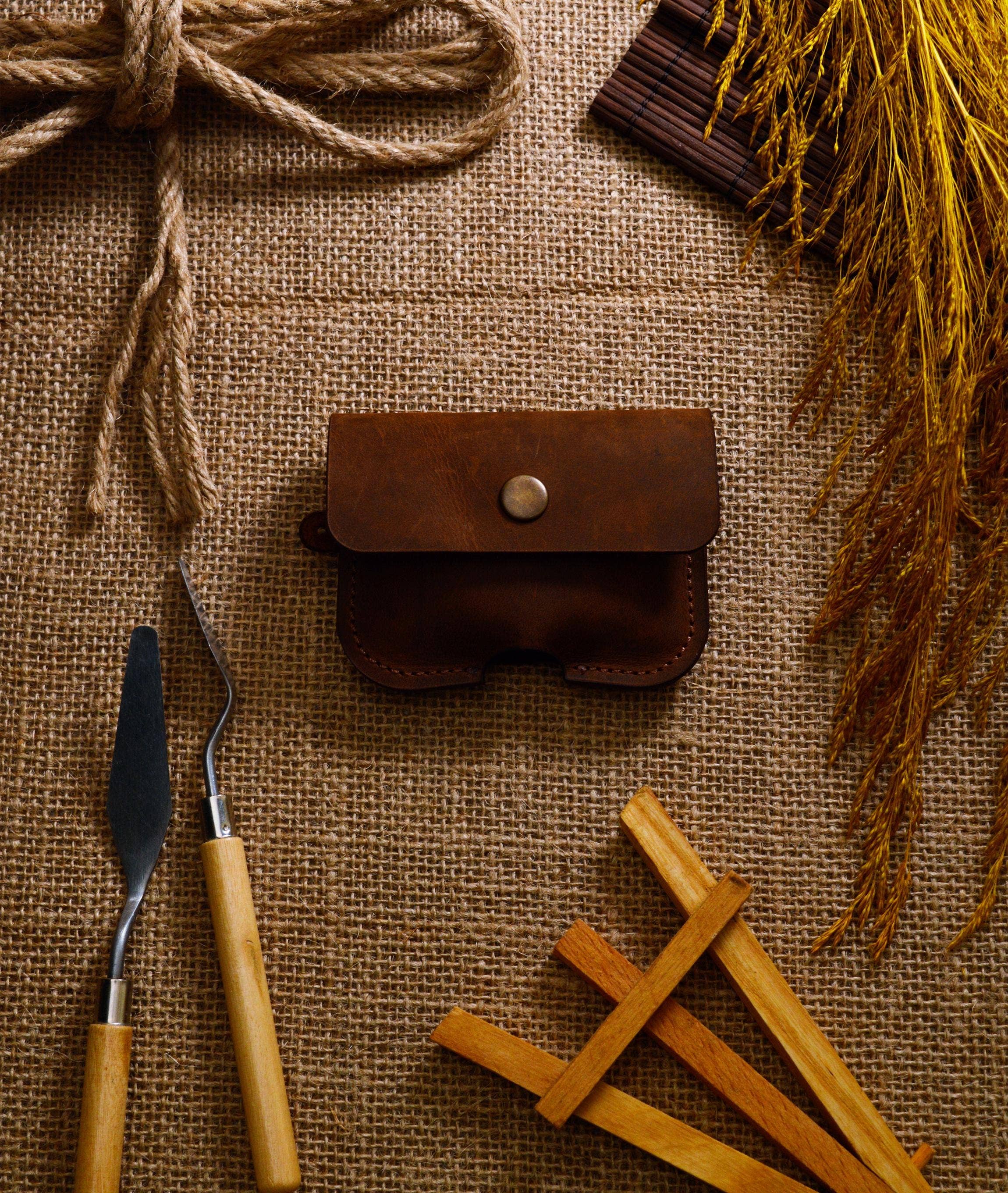 Craftivor - Venta al por mayor Fundas de auriculares AirPods/con cable - Hombre - Funda de cuero personalizada para AirPods, soporte de cuero grabado para Apple AirPods8