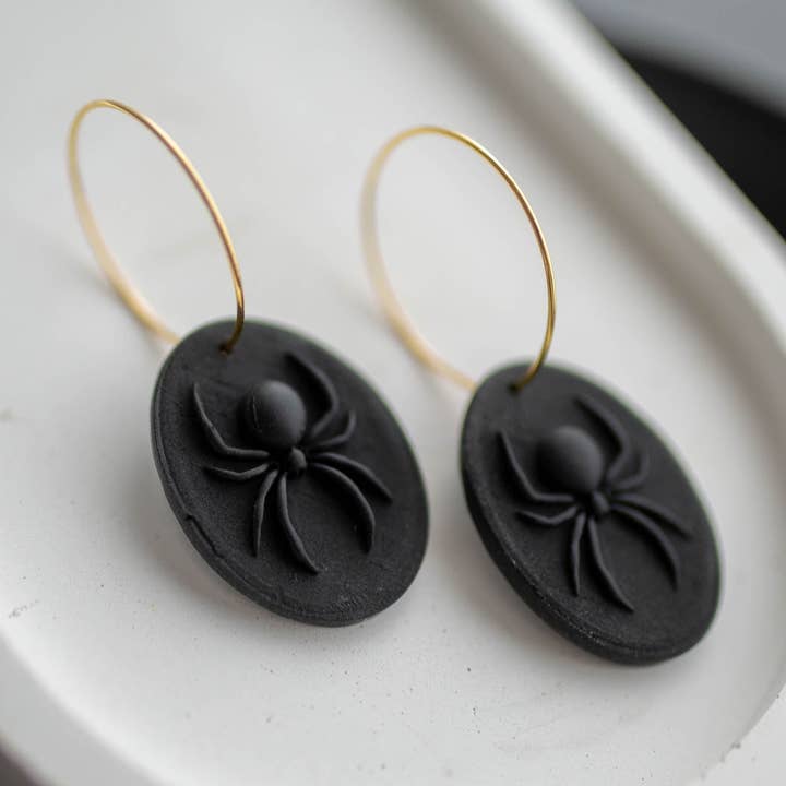 Boucles d'oreilles en argile | Black Widow Hoops | Collection Boo pour la vente par Hazel n Blue