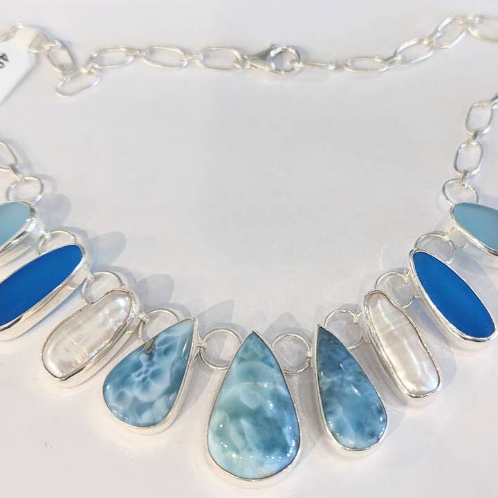 Collier en verre Larimar et plage pour la vente par Designs By Evon