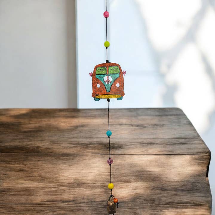 Whimsies - Venta al por mayor Campanas de viento - Campana de viento de autobús VW con campana de signo de paz, signo hippie, jardín boho