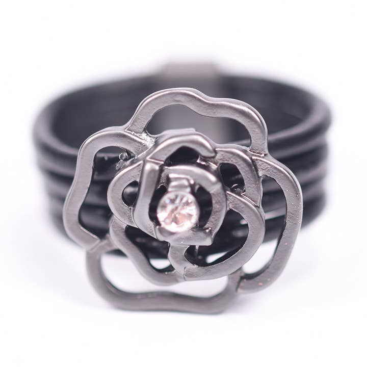 Klipp ut blomma med kristall på läderring för wholesale av Tempest Designs