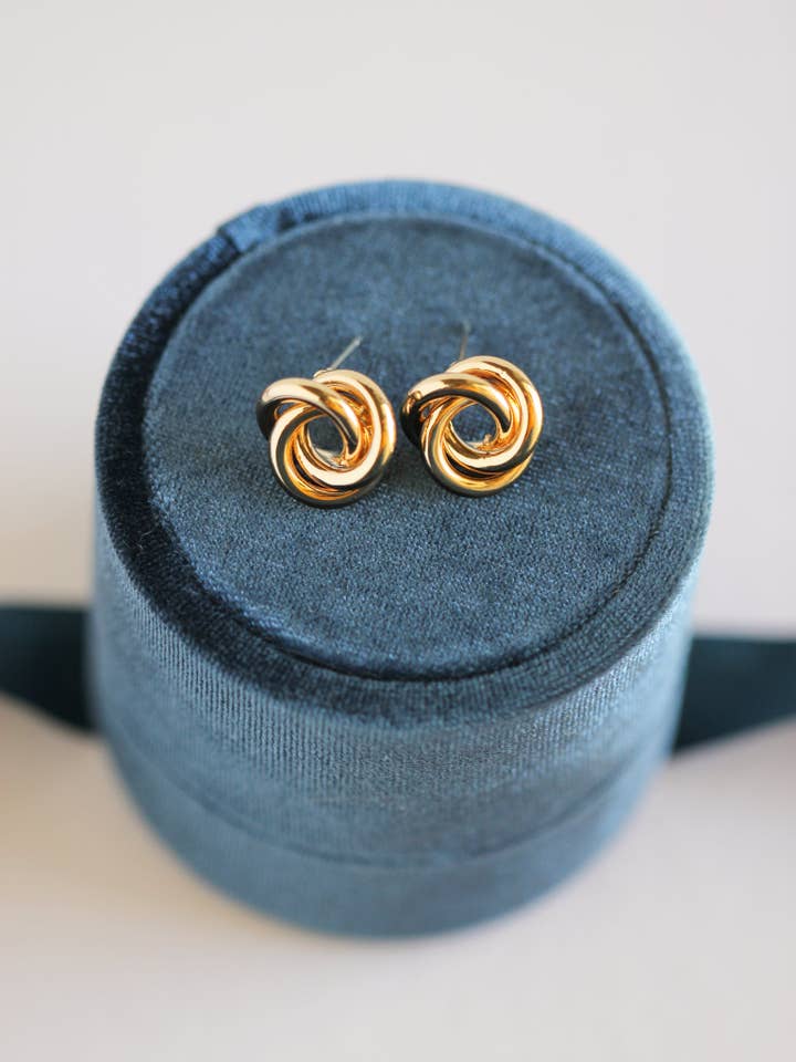 Boucles d'oreilles nœud en or pour la vente par Rachelyn Jewelry