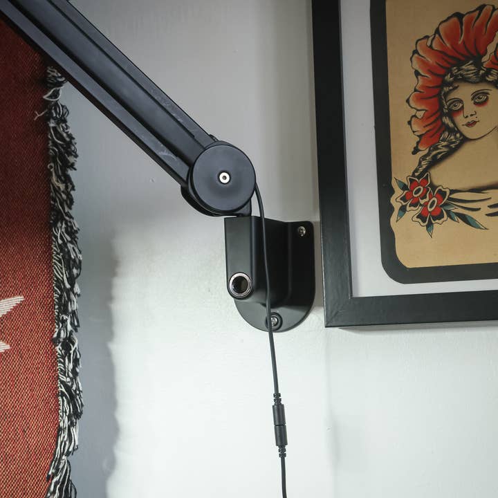 Daylight Company - Wholesale Craft Tool - Aura ring light - on arm4