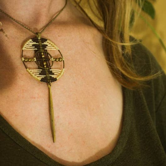 Gewebte Makramee-Anhänger-Halskette mit grünen Details“ Handmade für den Großhandel von Nomadu