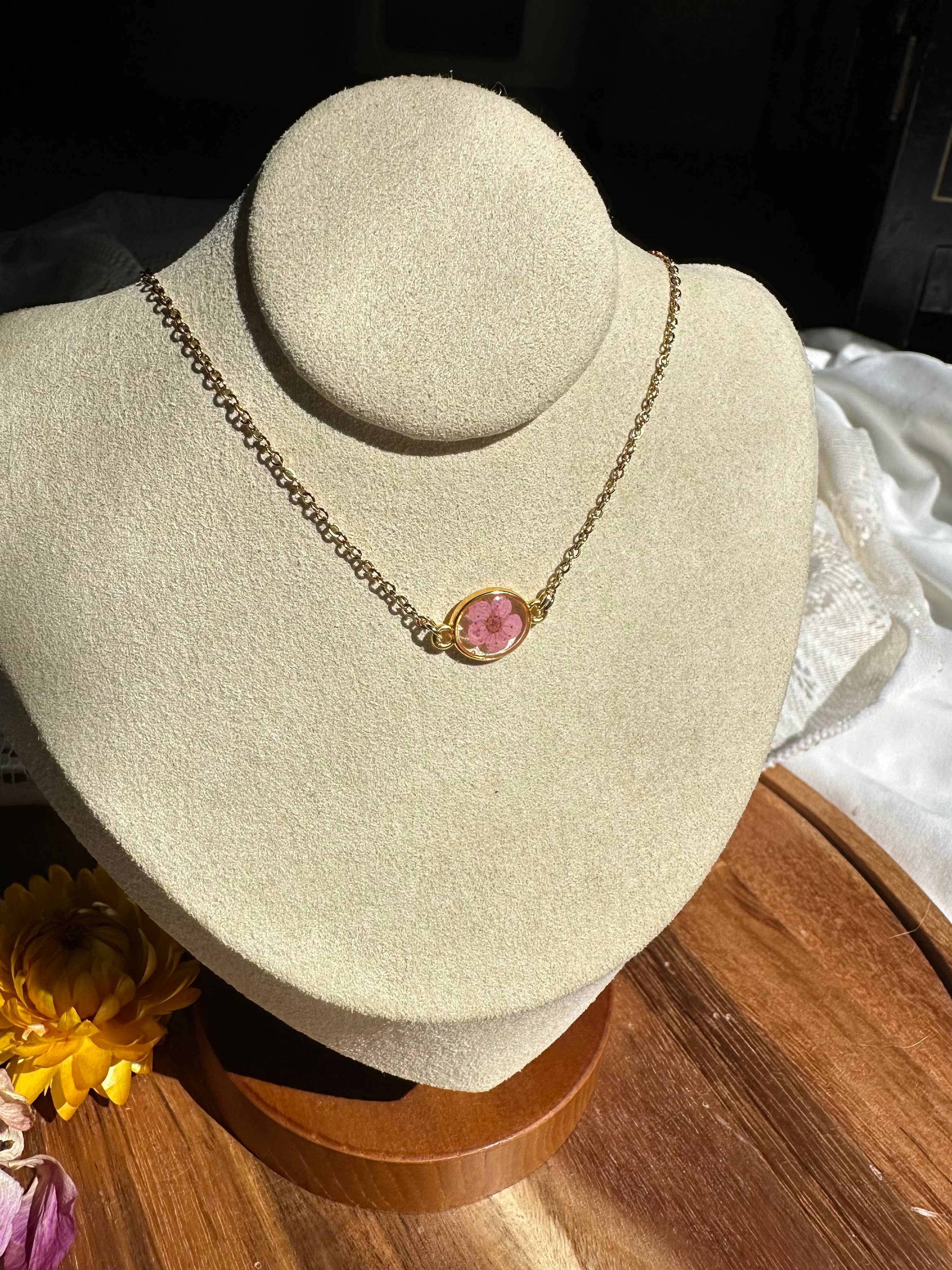 Lucky Lucky Studios – Großhandel Kette mit Anhänger/Charm – Echte Blumen-Halskette (goldene ovale Fassung)8