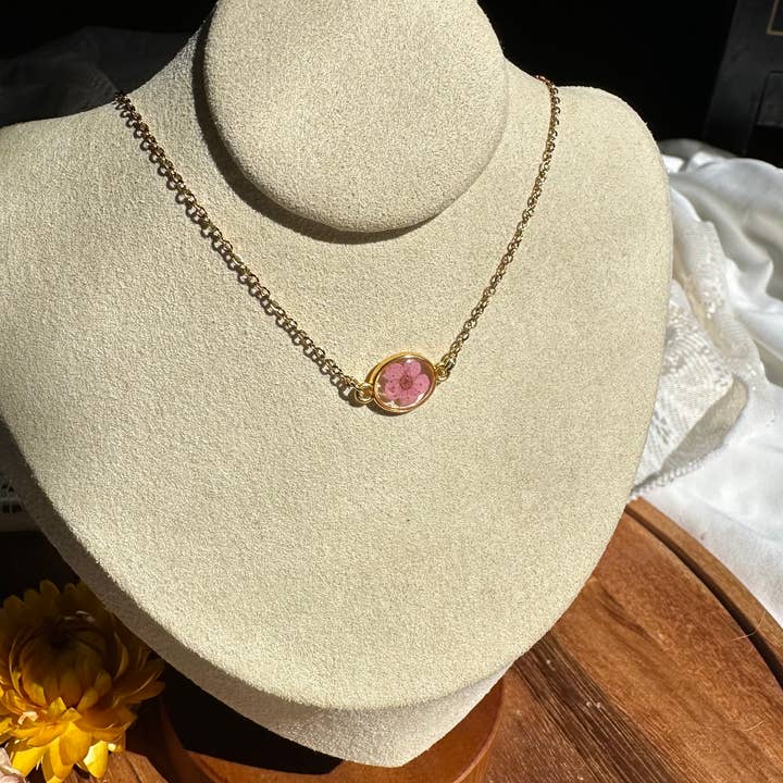 Lucky Lucky Studios – Großhandel Kette mit Anhänger/Charm – Echte Blumen-Halskette (goldene ovale Fassung)8