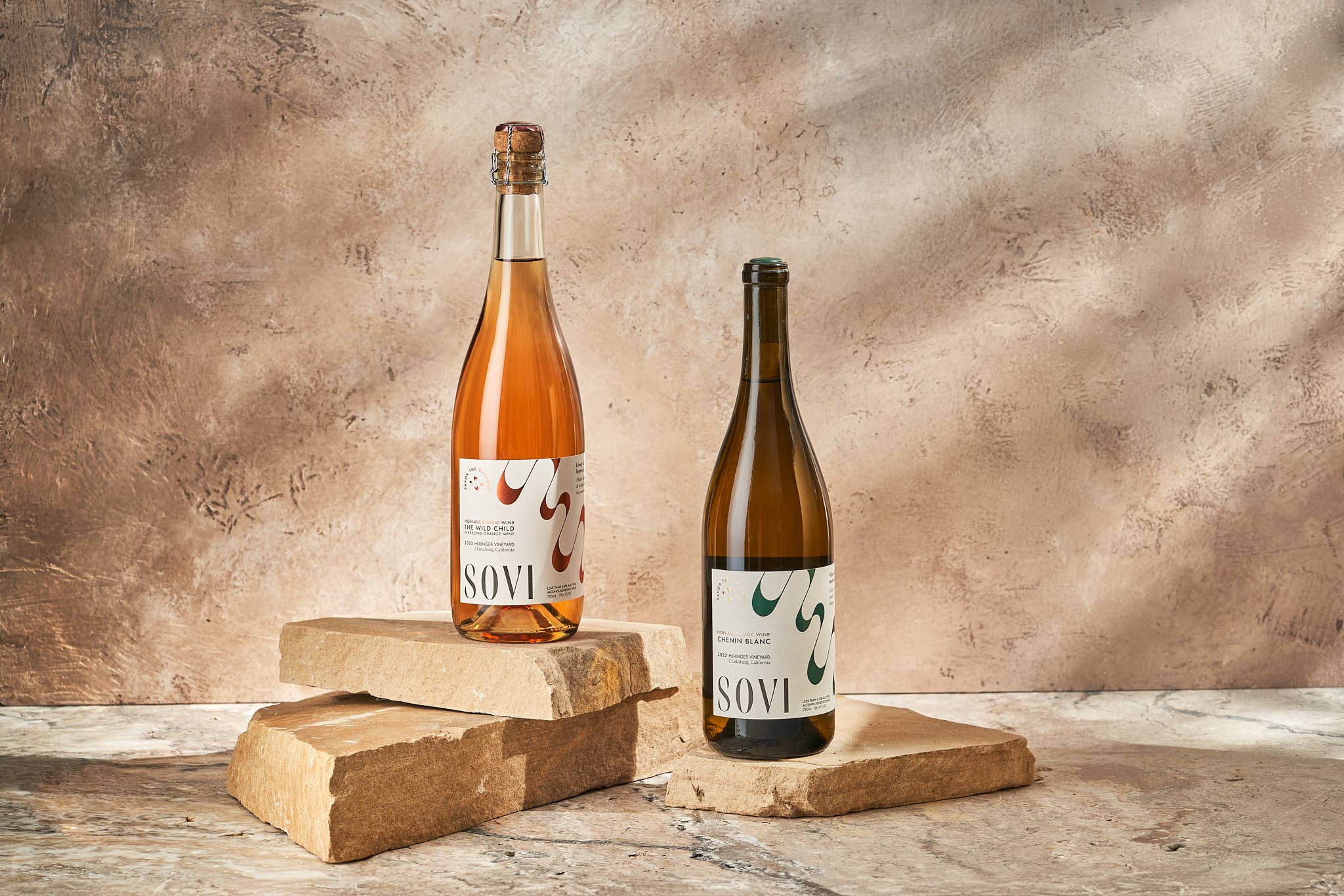 Sovi Wine Co. - Vente Spiritueux/Vins/Bières sans alcool - Coffret mixte Chenin Blanc et The Wild Child à l'orange pétillante 4