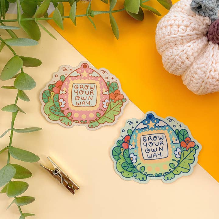 Kweek op je eigen manier Tamagotchi - matte metalen vinylsticker voor wholesale door Laurel Mae Art