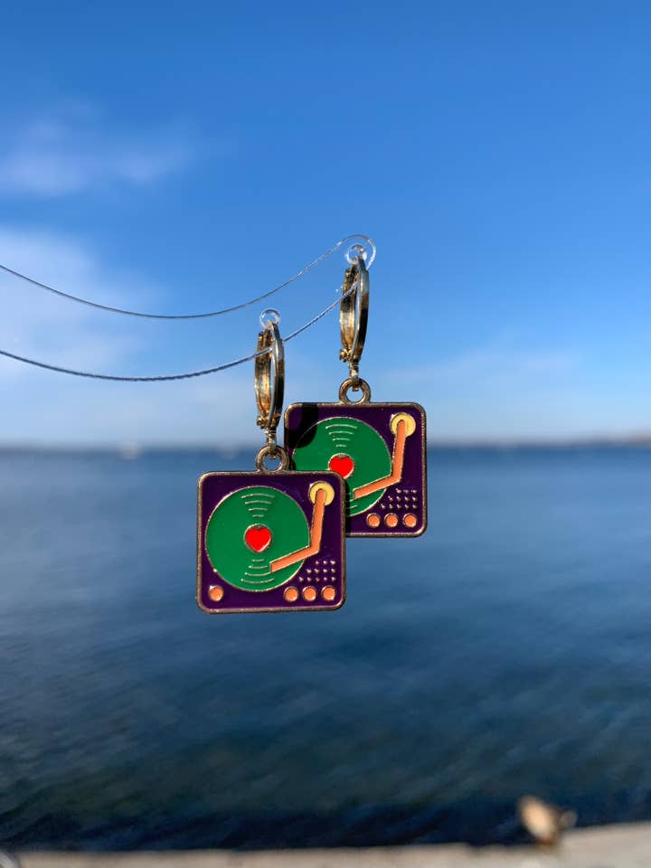 Unikke fonograf Huggie øreringe for engroshandel hos HolyGuacamolly