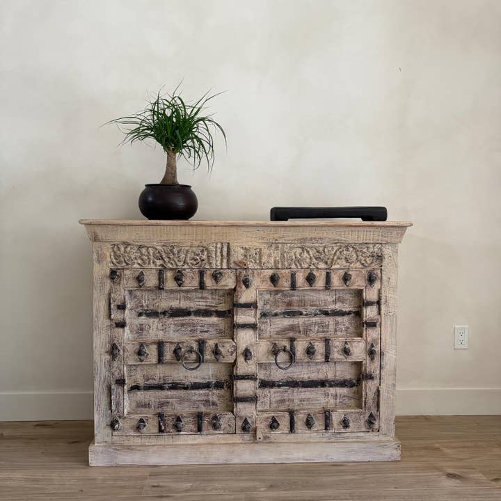 Console en bois de teck sculpté à la main avec décor en fer pour la vente par Project Kalaa