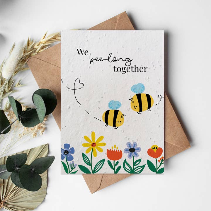Biglietto di auguri in carta semilavorata, formato A6, motivo: Bugs - We Bee-long Together per la vendita all'ingrosso da parte di Little Green Paper Shop