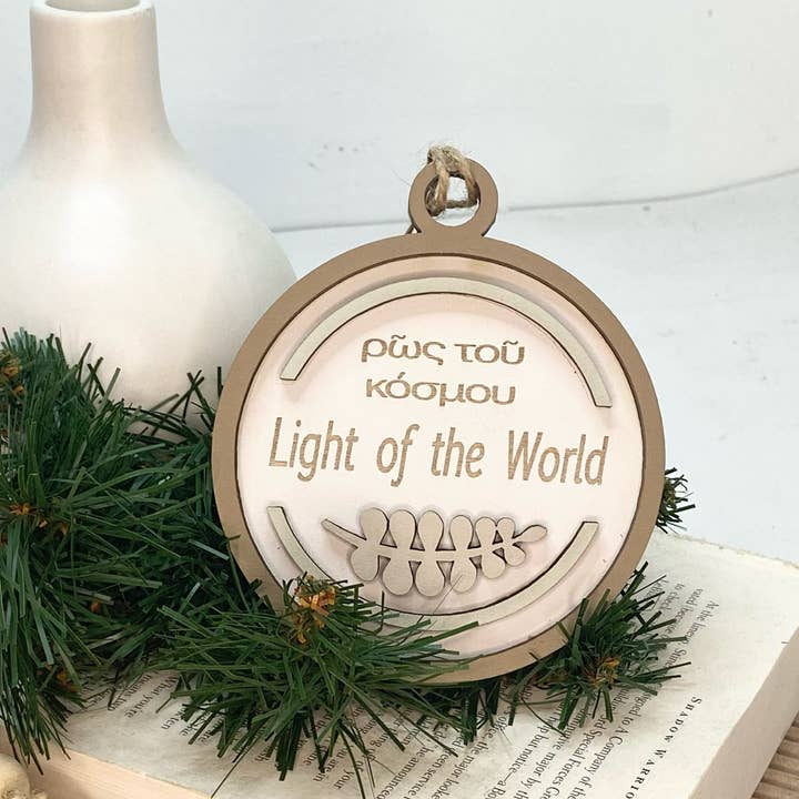Pine Designs - Vente Objets de décoration - Lumière du monde, Jean 8:12 Ornement du nom de Jésus3