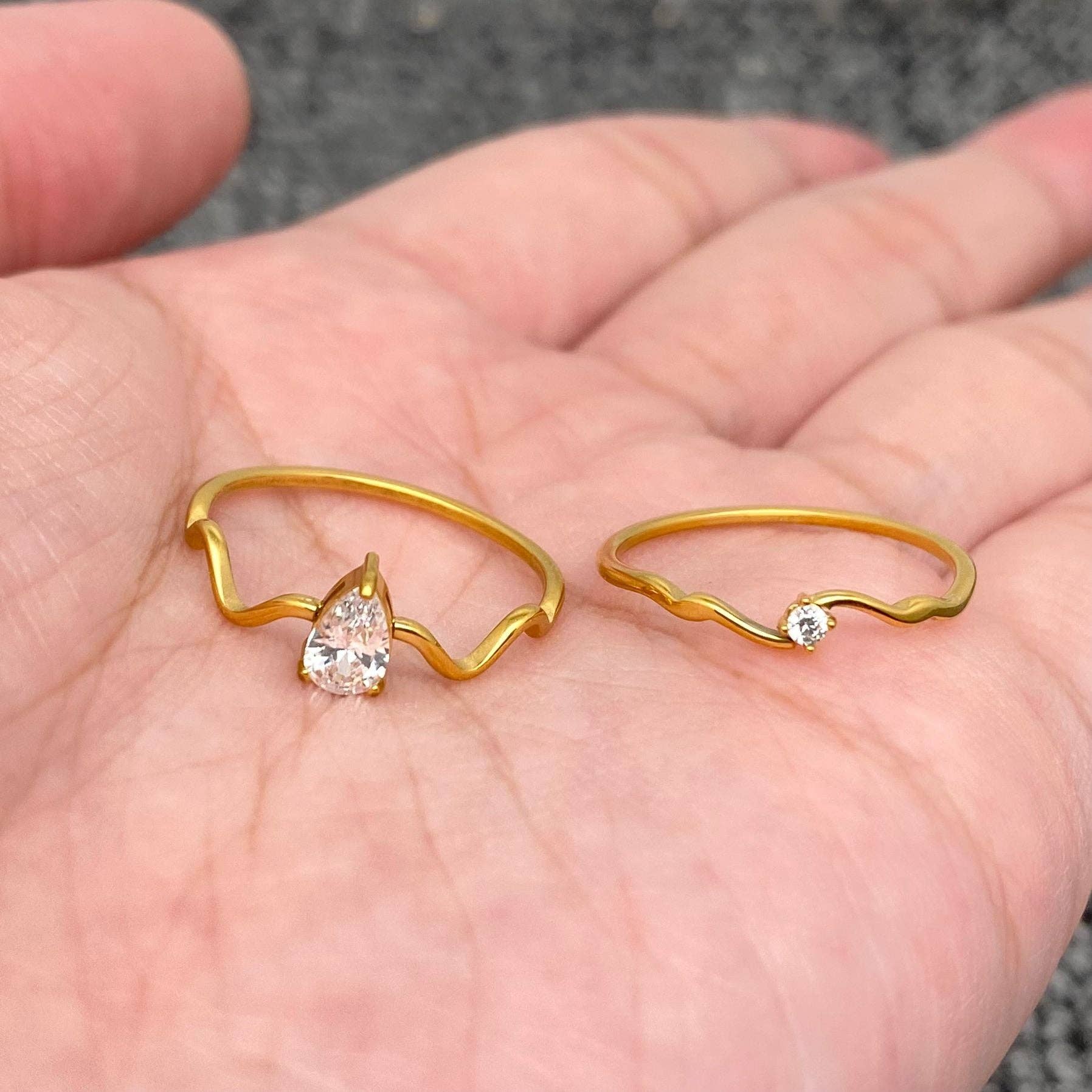 Mio Queena - Wholesale Multi-Stone Ring - Inlaid Zircon 18K Gold Plated Stainless Steel Wavy Ring -FGS2