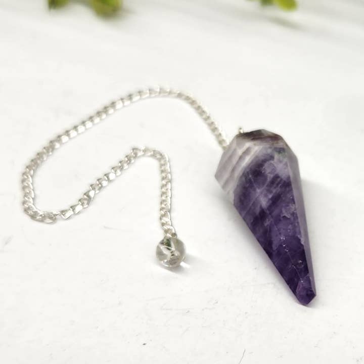 Pendolo in Ametista Chevron con catena placcata argento per la vendita all'ingrosso da parte di Meraki Gemstones