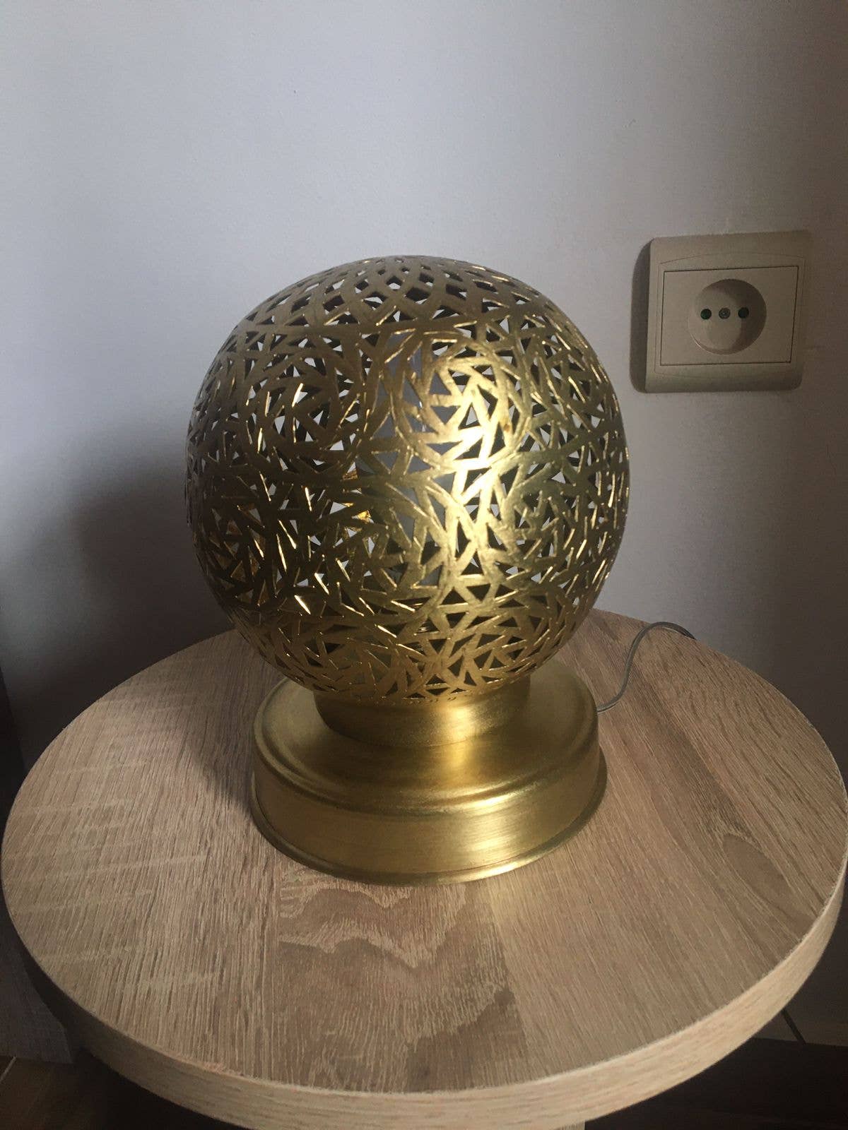 marrakeshop – Engroshandel Skrivebordslampe – Marokkansk håndlavet rund bordlampe i graveret messing8