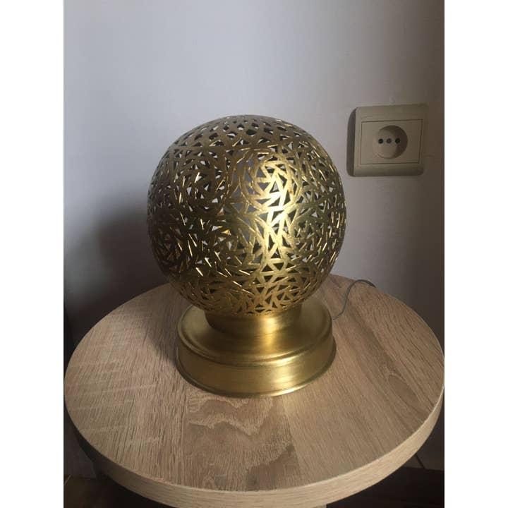 marrakeshop – Engroshandel Skrivebordslampe – Marokkansk håndlavet rund bordlampe i graveret messing8