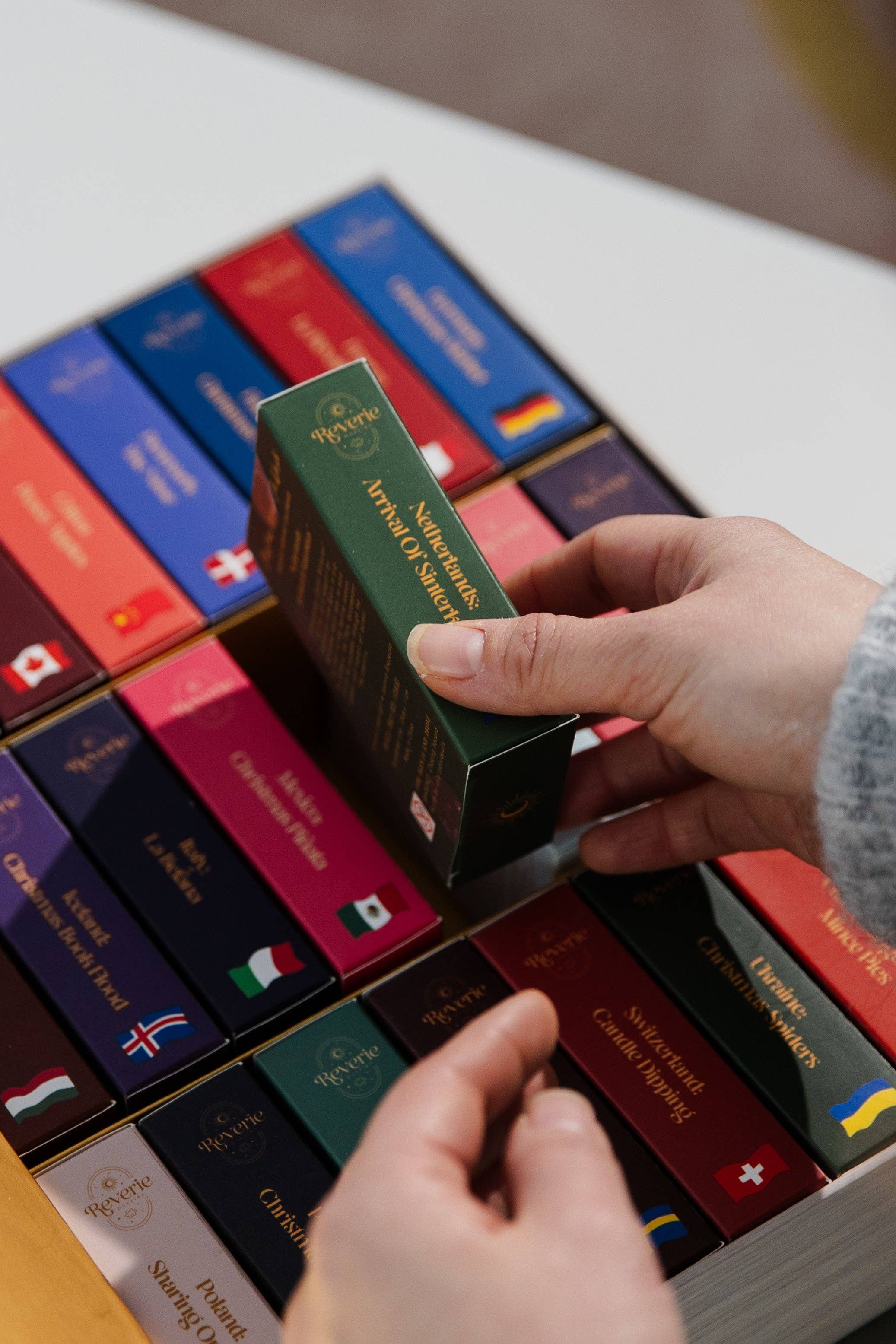 Reverie Puzzles - Wholesale Advent calendar - Christmas Around The World Puzzle Advent Calendar3