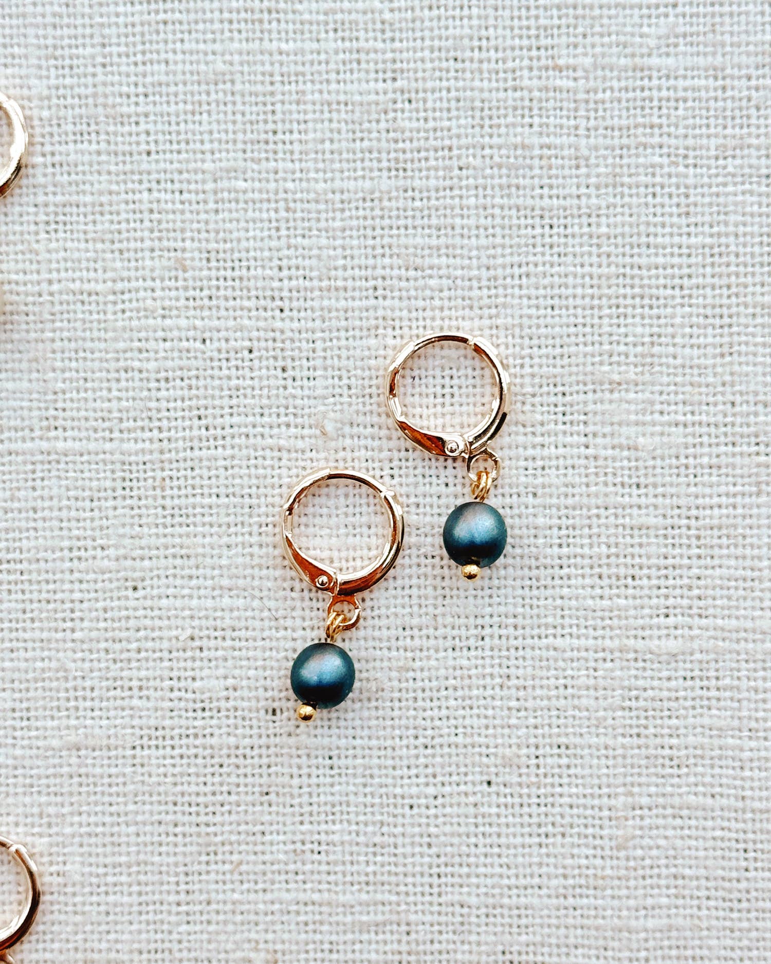 Gracie Rose Designs – brincos huggies por atacado – Brincos Minimalistas de Argola com Pérola Colorida Fosca Lustrosa.4