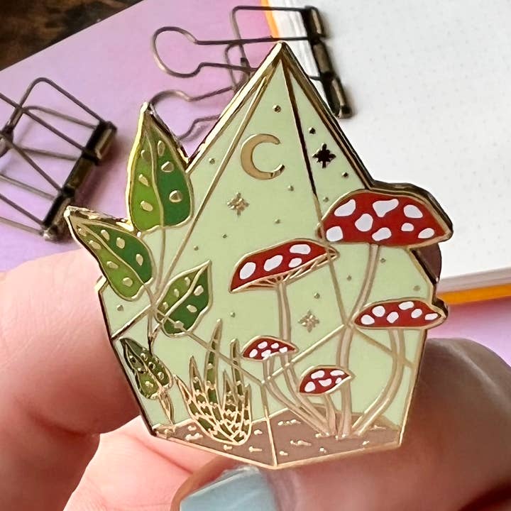 Rød champignon Terrarium emalje Pin for engroshandel hos The Unrefined Crafter