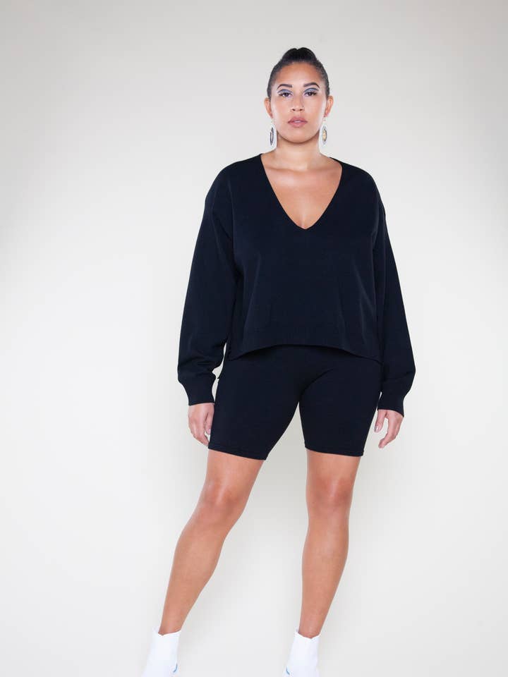 Pull en V en tricot pour la vente par Lesley Hampton