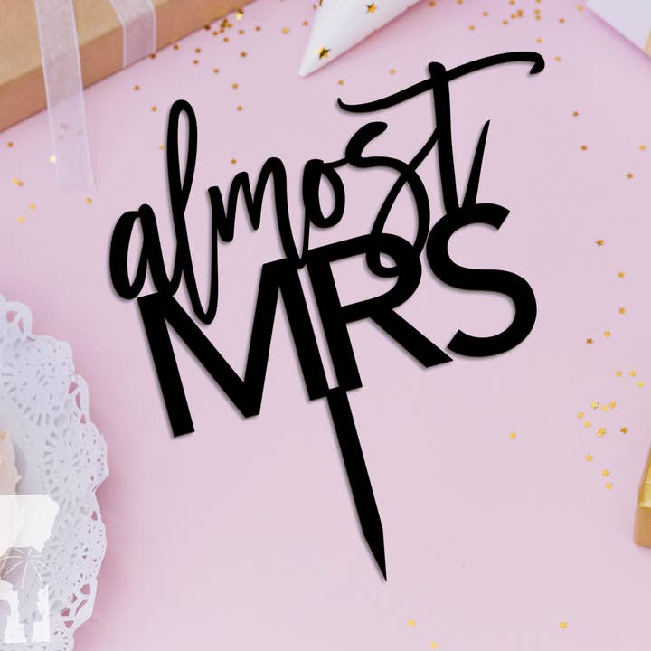 Almost Mrs Topper - Topper de bolo de noivado - nupcial por atacado de Northern Country Girl Designs, LLC