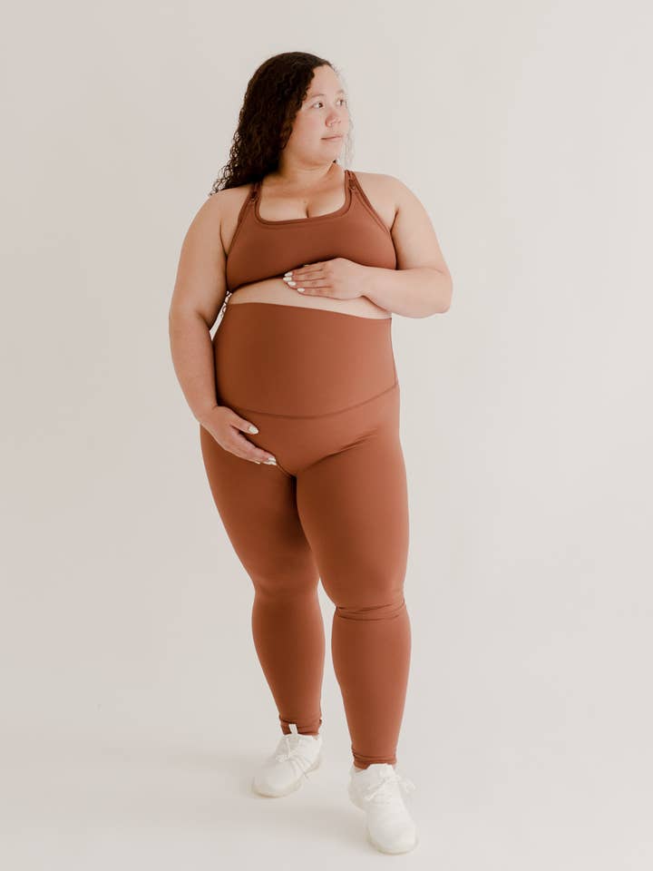 AXK CORE Legging de maternité classique - Marron pour la vente par AXK Maternity