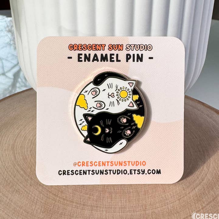 Épingle en émail Yin Yang Chat, Épingle en émail Chats mignons pour la vente par Crescent Sun Studio