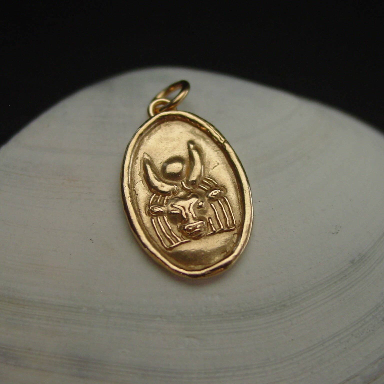 Vis a Vis Jewelry – wholesale Hänge-/berlockhalsband – Egyptisk gudinna Hathor-halsband3