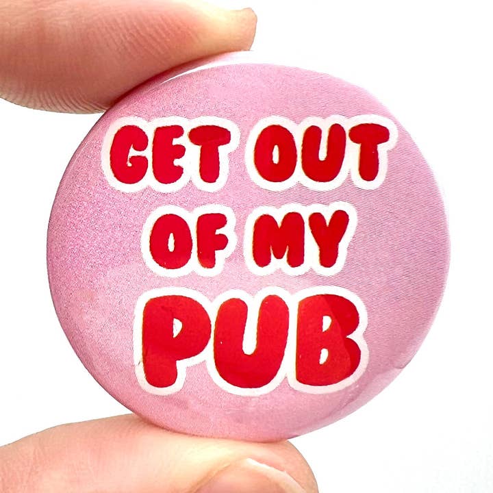 Skrid Ud Af Min Pub Eastenders Inspireret Knapnål Badge for engroshandel hos Bite Your Granny