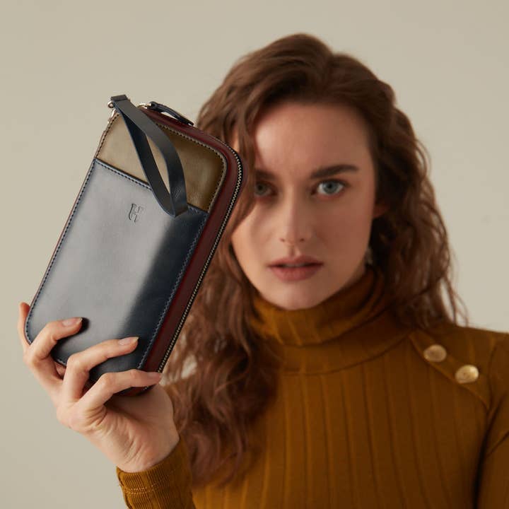 HELMBROOK London - Wholesale Crossbody Bag - Men's - Carlyle Handcrafted Leather Handbag8