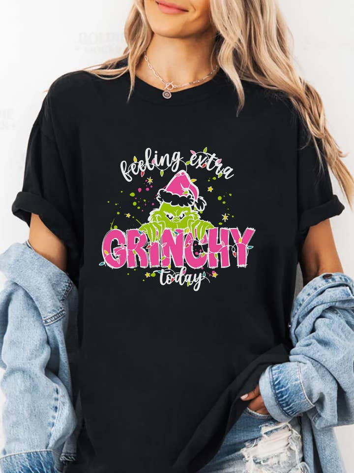 Camiseta Unissexo Rosa com Gola Redonda Feeling Extra Grinchy por atacado de Top Avenue