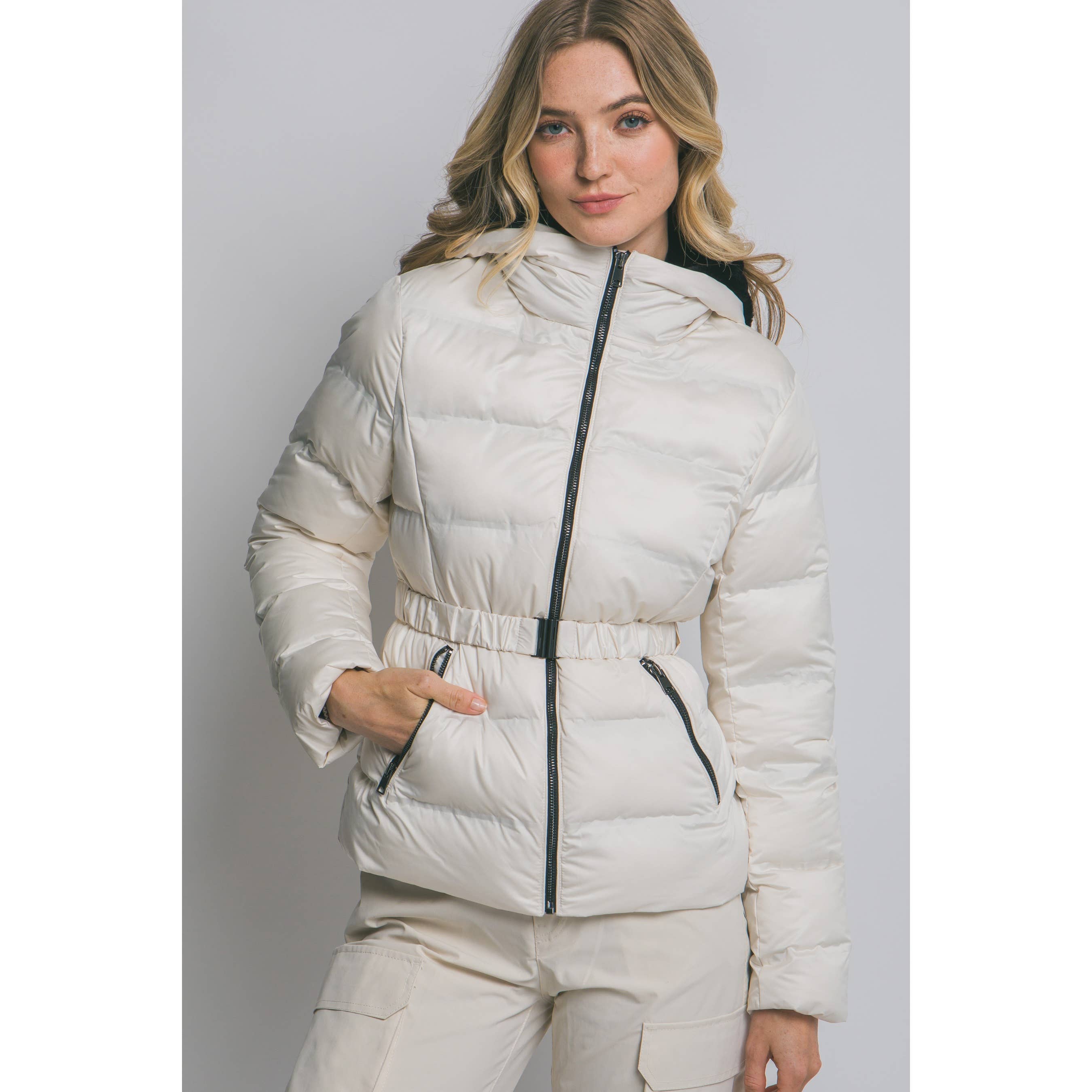 HiteJeans – Großhandel Pufferjacke – Damen – Kapuzen-Daunenjacke0