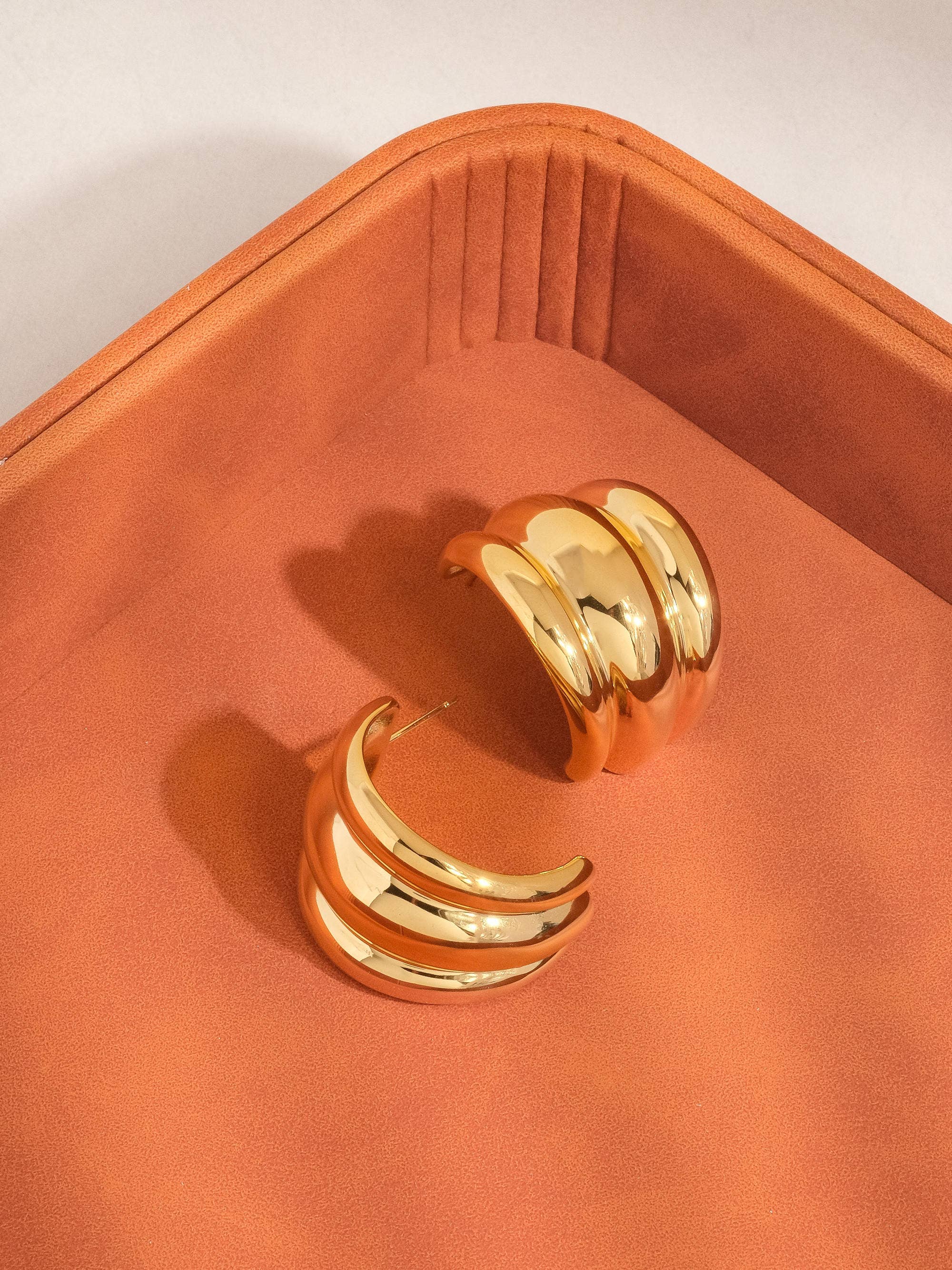 Flânerie by MAIQ - Wholesale Hoop Earrings - Colton 18K Gold Non-Tarnish Layered Spiral Earring0