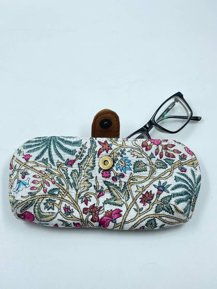 Håndlavet quiltet blomsteretui til solbriller for engroshandel hos Funky Yak Ltd