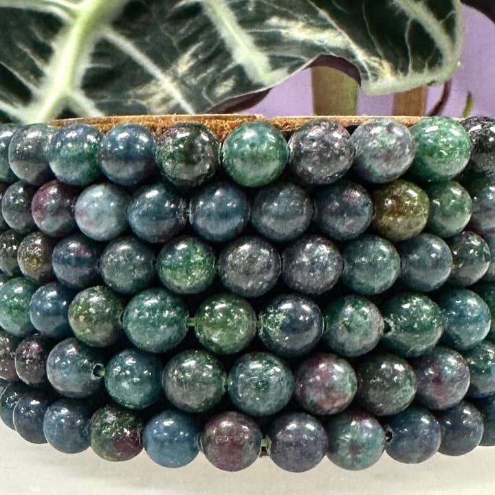 Pulsera elástica de cristal de ~7 mm de rubí natural y cianita de 7,5”. para venta al por mayor de KayleeNYC