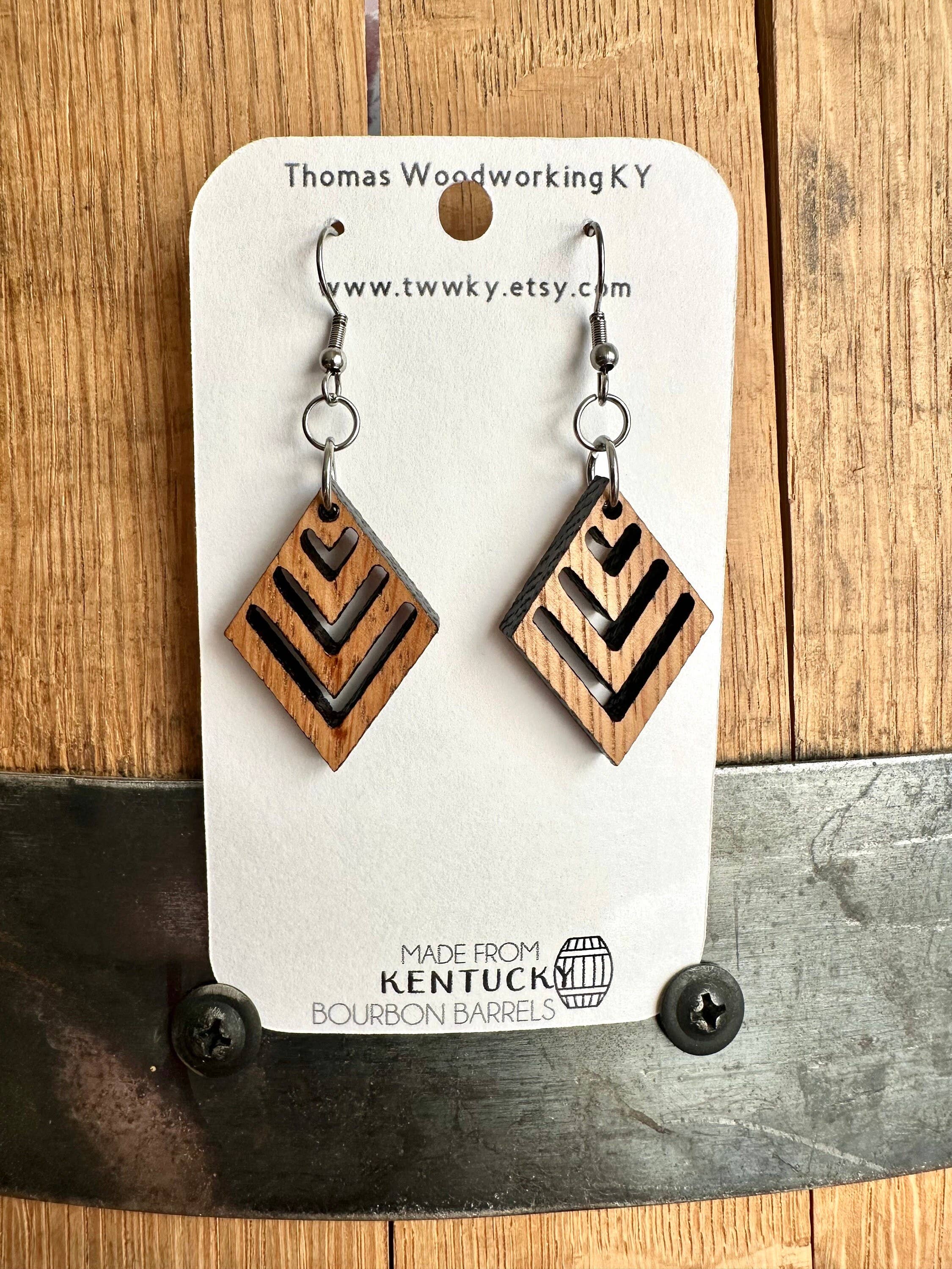 TWWKY – wholesale Hängande örhängen – Återvunna Kentucky Bourbon Barrel Wood Dingle Örhängen9