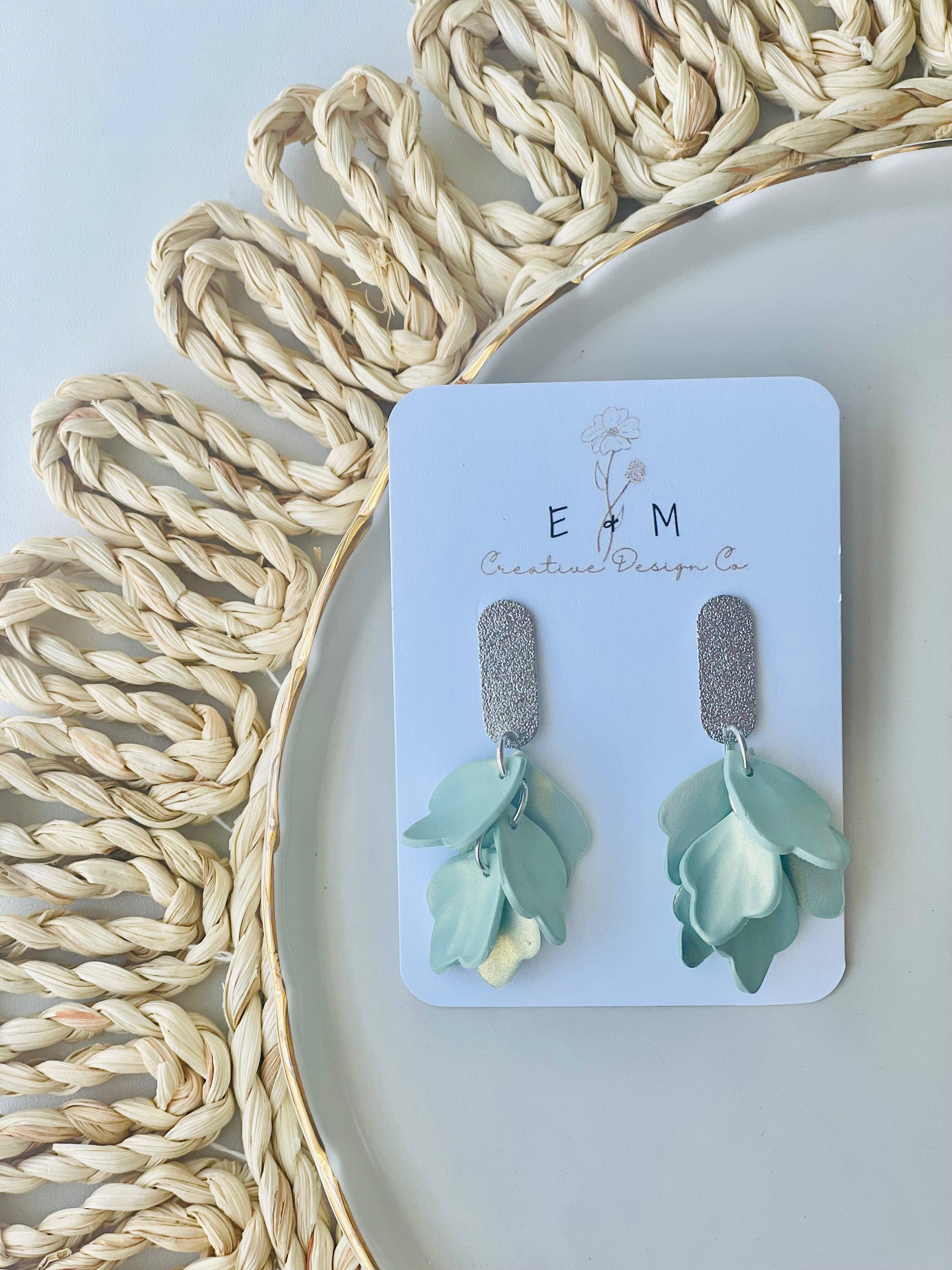 E & M Creative Design Co. - Vente Boucles d'oreilles pendantes - Boucles d'oreilles pétales scintillantes (plusieurs choix)4