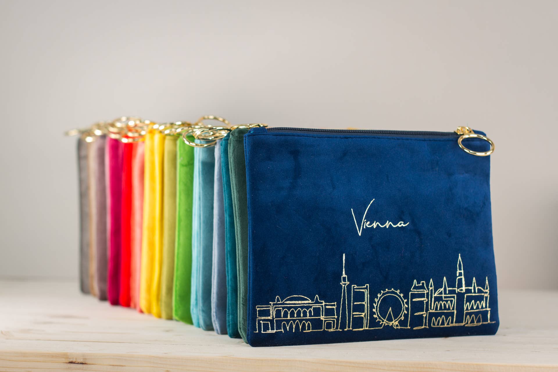 Herzilein-Wien GmbH - Venta al por mayor Bolsa para maquillaje - Bolso de mano 'Good things take time' de terciopelo2