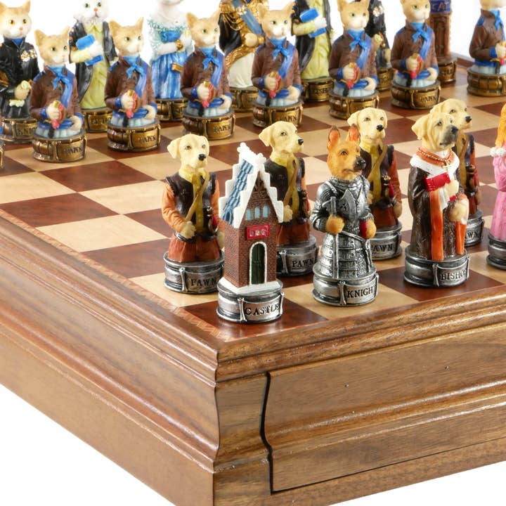 WorldWise Imports - Wholesale Bordspel - Schaakset - Katten & Honden Resin Schaakstukken op Walnoot Esdoorn Kist1