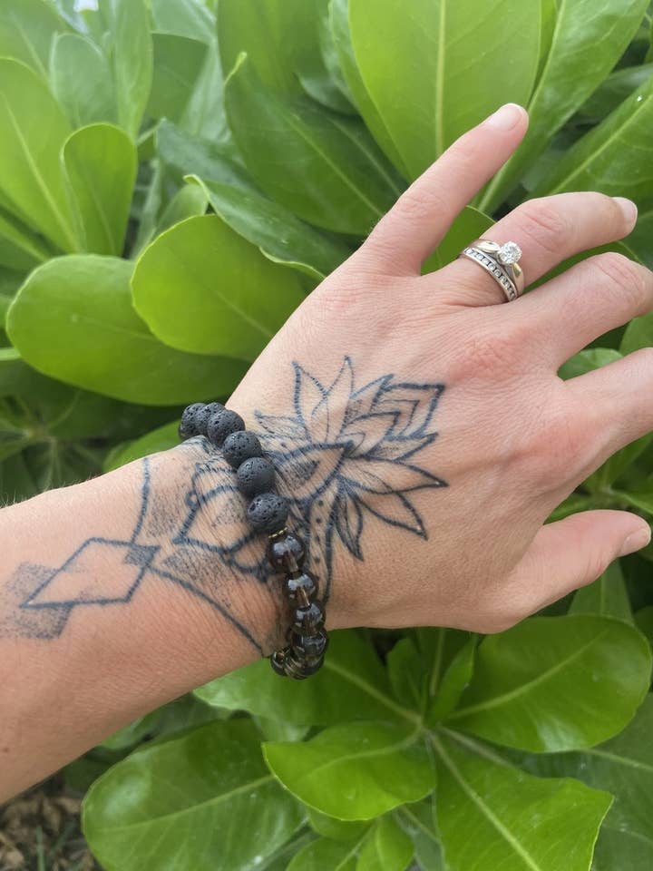 Bracciale Diffusore di Quarzo Fumè + Lava per la vendita all'ingrosso da parte di Tumbled Earth Inc.